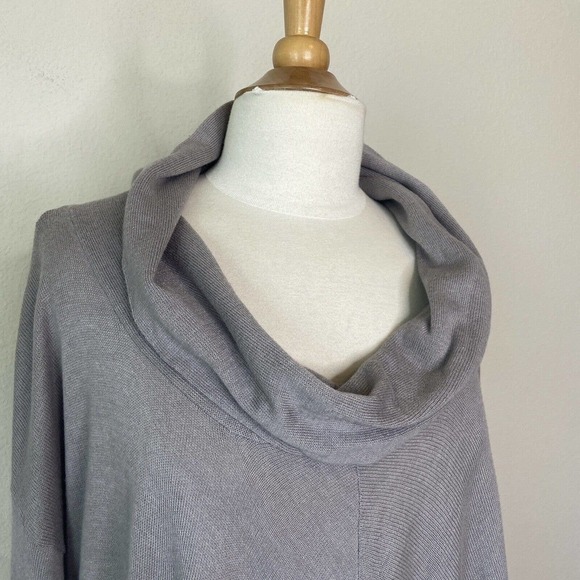 RD Style Cowl Neck Sharkbite Hem Thumbhole Cuff Gray Sweater M - Picture 2 of 10